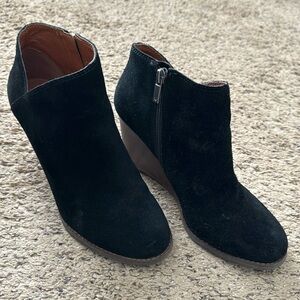 Lucky Brand Yakeena Black Suede Wedge Ankle Boots Women's Size 8.5